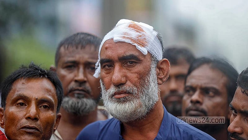 ঢাকা মহানগরীতে চলাচলের অনুমতি চেয়ে রোববার বনানীতে বিআরটিএ কার্যালয়ের সামনে বিক্ষোভ করেন সিএনজিচালিত অটোরিকশার একদল চালক। সেখানে পুলিশের সঙ্গে সংঘর্ষে কয়েকজন চালক হয় বলে দাবি আন্দোলনকারীদের