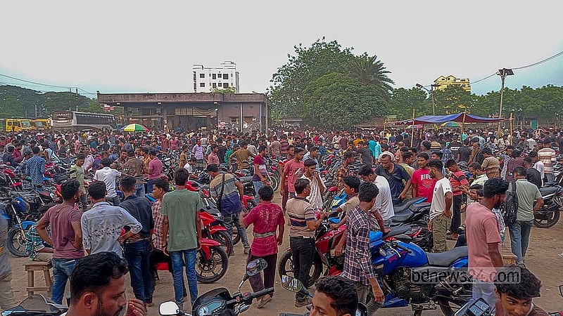 চুয়াডাঙ্গার আলমডাঙ্গা রেলস্টেশন সংলগ্ন পৌর বাস টার্মিনালে বসে পুরনো মোটরসাইকেলের হাট। প্রতিদিন সকাল থেকে দুপুর পর্যন্ত এ হাটে চলে বেচাকেনা