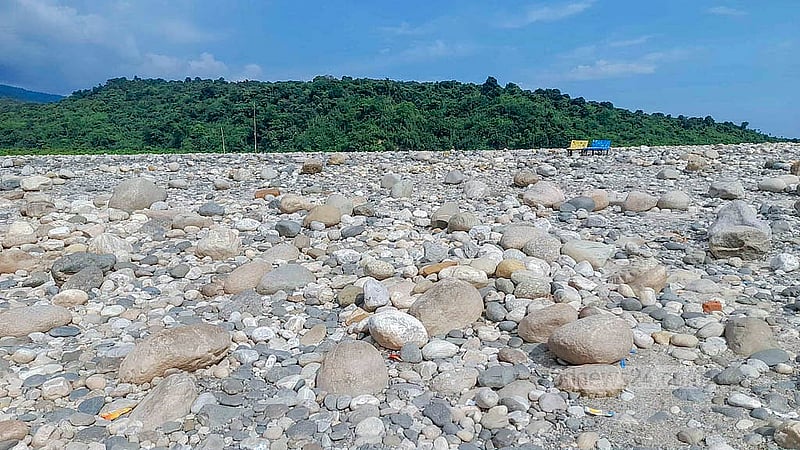 লুটপাট হওয়া পাথর উদ্ধার করে প্রতিস্থাপনের পর সিলেটের ভোলাগঞ্জের সাদাপাথর পর্যটন কেন্দ্রে দর্শনার্থী বেড়েছে। আওয়ামী লীগ সরকার পতনের পর সেখানকার সব পাথর লুটপাট করে নিয়েছিল স্থানীয় ও আশেপাশের এলাকার মানুষ