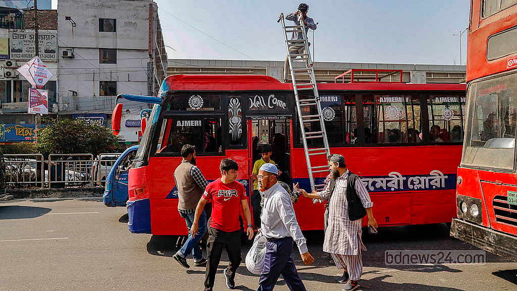 রাজধানীর বনানীর কাকলী মোড়ে কয়েক গজ সামনেই রয়েছে বাসের কাউন্টার; কিন্তু তার বদলে সড়কের মাঝে বাস থামিয়ে যাত্রী নামাচ্ছে একটি গোলাপী বাস