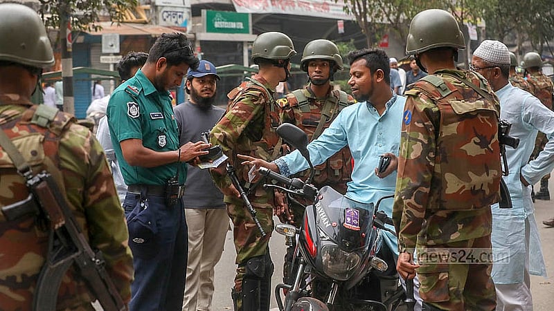 রাজধানীর আজিমপুর এলাকায় শুক্রবার যৌথবাহিনীর চেকপোস্টে সহযোগিতা করেন পুলিশ সদস্যরা
