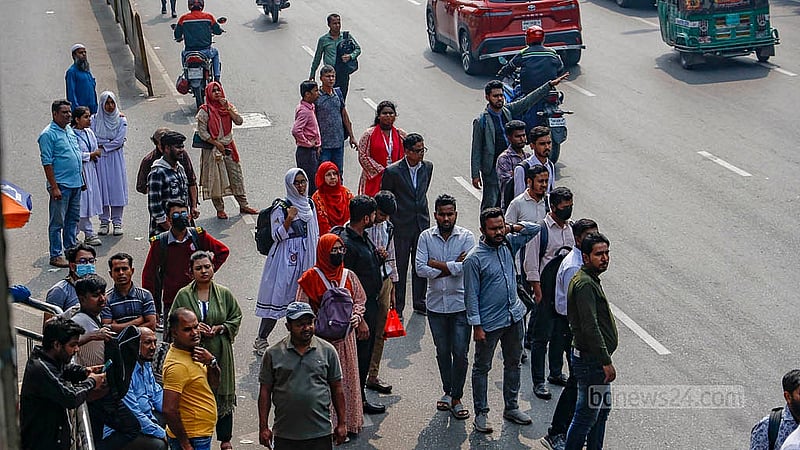 বনানীর কাকলী স্টপেজে দাঁড়িয়ে আছেন যাত্রীরা, কিন্তু বাস নেই। কাউন্টার পদ্ধতি চালু হওয়ার পর এই ভোগান্তি শুরু হয়েছে বলে জানিয়েছেন যাত্রীরা