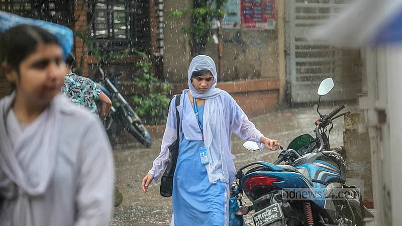 টানা কয়েক দিনের তীব্র গরমের পর মঙ্গলবার এক পশলা বৃষ্টিতে স্বস্তি পান রাজধানীবাসী। মুগদা এলাকা থেকে তোলা