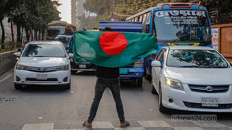 দাবি আদায়ে শনিবার বিকালে তৃতীয় দিনের মত ক্যাম্পাসের সামনের সড়কে অবস্থান নেন সরকারি তিতুমীর কলেজের শিক্ষার্থীরা