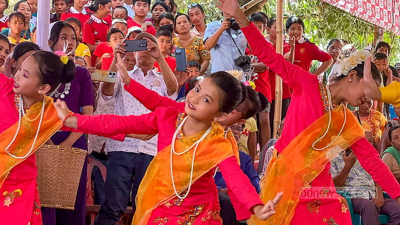 নববর্ষ বরণে মারমাদের উৎসব সাংগ্রাইং শুরু উপলক্ষে বৃহস্পতিবারের অনুষ্ঠানে নাচ পরিবেশন করে শিশুরা
