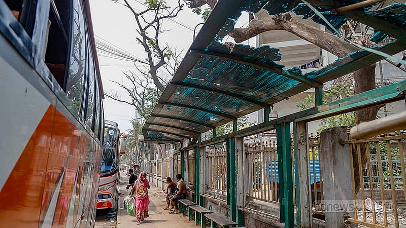 ঢাকার টিটিপাড়ায় বীরশ্রেষ্ঠ শহীদ সিপাহী মোস্তফা কামাল স্টেডিয়ামের প্রবেশপথের পাশে যাত্রী ছাউনির ছাদ ভেঙ্গে গেছে, সজ্জায় ব্যবহৃত কাচও উধাও। য়াত্রী ছাউনিটি সবসময়ই থাকে যানবাহনের আড়ালে