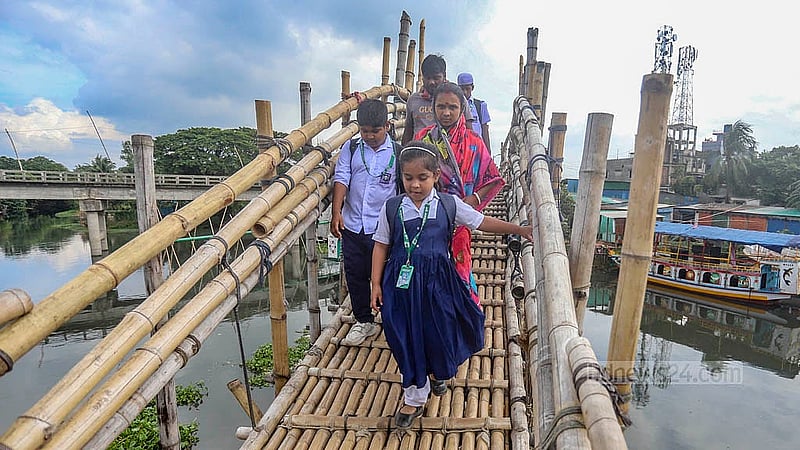 রাজধানীর ত্রিমোহনীর সঙ্গে নাসিরাবাদের যোগাযোগের জন্য নড়াই নদীর উপর একটি পাকা সেতু থাকলেও নয়াপাড়া, দাশেরকান্দিসহ কয়েকটি এলাকার মানুষ ঘুরপথ এড়াতে ব্যক্তি উদ্যোগে তৈরি করেছে বাঁশের এ সাঁকো