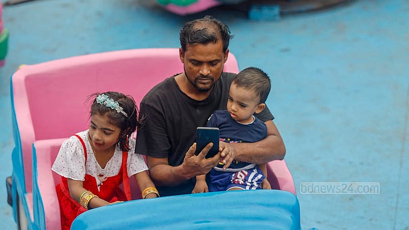 ঈদের তৃতীয় দিনে শ্যামলীতে ডিএনসিসি ওয়ান্ডারল্যান্ড পার্কের রাইডে চড়ার সময় ছবিও তুলছেন অনেকে