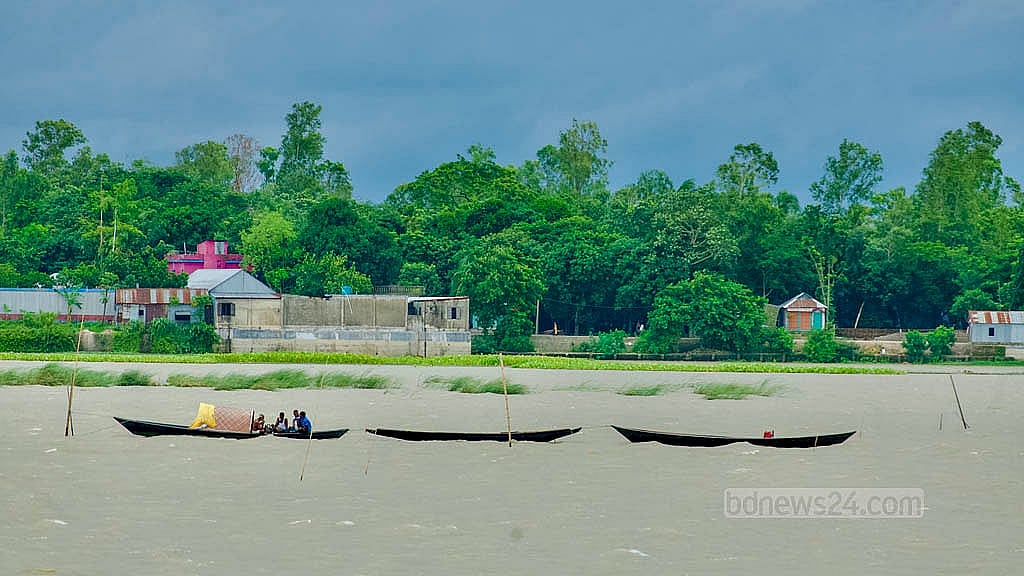 এক পাশে হাওরের বিপুর জলরাশি, অন্যপাশে মানুষের বসতি। ছবির মত সুন্দর এমন দৃশ্য শুধু বর্ষা মৌসুমে দেখা মিলবে কিশোরগঞ্জের অষ্টগ্রামের ভাতশালা গ্রামে