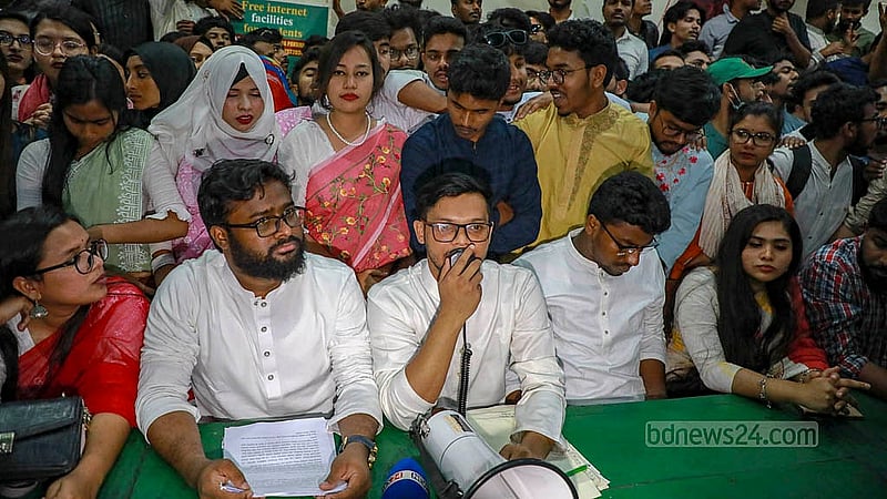 ঢাকা বিশ্ববিদ্যালয়ের মধুর ক্যান্টিনে বুধবার সংবাদ সম্মেলনে ‘বাংলাদেশ গণতান্ত্রিক ছাত্র সংসদ’ নামে নতুন সংগঠনের ঘোষণা দেন বৈষম্যবিরোধী ছাত্র আন্দোলনের সাবেক সমন্বয়করা