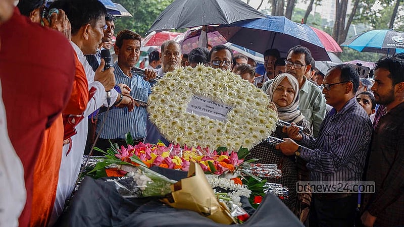 প্রত্নতত্ত্ব অধিদপ্তরের পক্ষ থেকে কেন্দ্রীয় শহীদ মিনার প্রাঙ্গণে রোববার ফরিদা পারভীনকে ফুল দিয়ে শ্রদ্ধা জানানো হয়