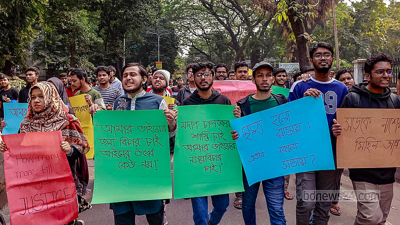 প্রাইভেট কার চাপায় বুয়েট শিক্ষার্থী মুহতাসিম মাসুদের মৃত্যুর প্রতিবাদে দায়ীদের সর্বোচ্চ শাস্তিসহ ছয় দাবি জানিয়ে শুক্রবার প্ল্যাকার্ড হাতে পলাশী এলাকায় বুয়েট শিক্ষার্থীর মিছিল