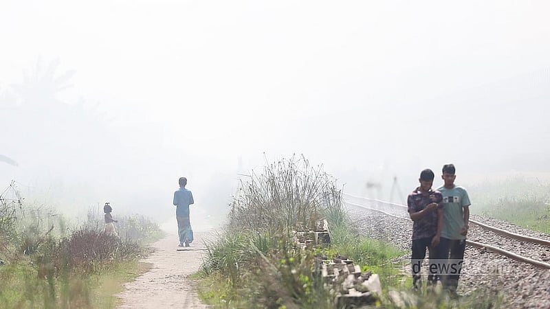 দেখে মনে হয় কুয়াশায় ঢেকে গেছে গোটা এলাকা। আসলে কলকারখানার ধোঁয়ায় প্রতিনিয়ত এমন পরিস্থিতি সৃষ্টি হচ্ছে রাজধানীর শ্যামপুর এলাকায়
