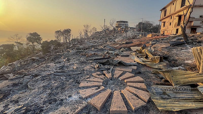 রাঙামাটির সাজেক; রুইলুই পাড়ায় মঙ্গলবারের সকাল। আগের দিন ভয়বাহ আগুনে পুড়ে ছাই হয়ে গেছে এ পর্যটন কেন্দ্রের বেশিরভাগ হোটেল