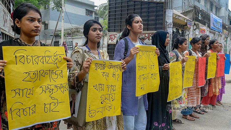 ব্যবসায়ী সোহাগ হত্যাসহ সারাদেশে চাঁদাবাজি, হত্যা, সন্ত্রাস ও নৈরাজ্যের বিরুদ্ধে শনিবার ইডেন কলেজ গেটের সামনে প্রতিবাদী সমাবেশ করেন শিক্ষার্থীরা