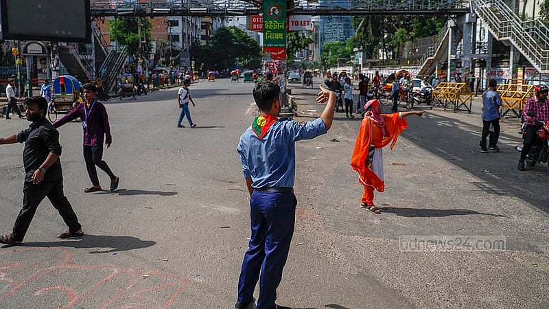 পুলিশবিহীন রাজধানীর সড়কে মঙ্গলবার ট্রাফিক নিয়ন্ত্রণের কাজ করছেন শিক্ষার্থীরা