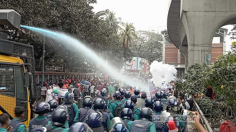 বিভিন্ন প্রতিষ্ঠানের আউটসোর্সিং কর্মীরা চাকরি স্থায়ীকরণের দাবিতে শনিবার জাতীয় প্রেস ক্লাবের সামনে সড়ক অবরোধ করলে তাদের ছত্রভঙ্গ করতে জলকামান ব্যাবহার করে পুলিশ।
