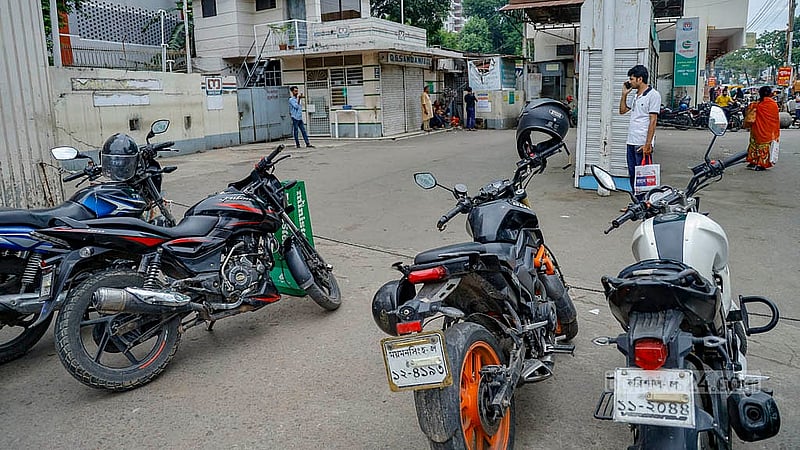 বাইকে তেল নেই, পেট্রল পাম্পও বন্ধ; অগত্যা জ্বালানির জন্য রোববার দুপুরে পাম্পের সামনে বাইকারদের অপেক্ষা