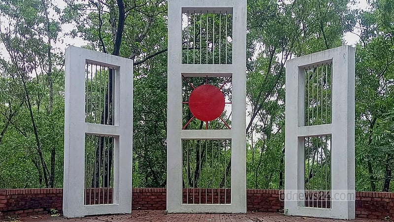 সবুজে ঘেরা টিলার উপরে দাঁড়িয়ে নান্দনিক স্থাপত্যশৈলীর শহীদ মিনার। শহীদ মিনারটির নকশাকার স্থপতি মহিউদ্দিন খান