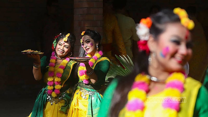 ঢাকা বিশ্ববিদ্যালয়ের চারুকলার বকুলতলায় শুক্রবার সকালে আবীররাঙা বসন্ত উৎসব