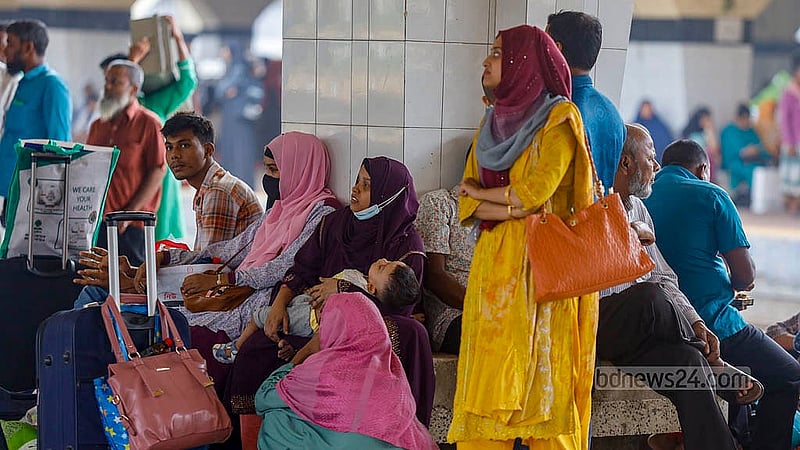 ট্রেন দুর্ঘটনার কারণে শুক্রবার দিনভর শিডিউল বিপর্যয়ে পড়ে ঢাকার কমলাপুর স্টেশন; বাচ্চা কোলে নিয়ে এক নারীর স্টেশনে অপেক্ষা