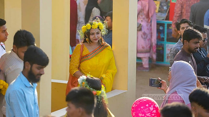 ফাগুনের প্রথম দিন আর ভ্যালেন্টাইনস ডের আবহের মধ্যে শুক্রবার একুশে বই মেলায় অনেকের হাতে ছিল ফুল, মাথায় ছিল ফুলের মুকুট
