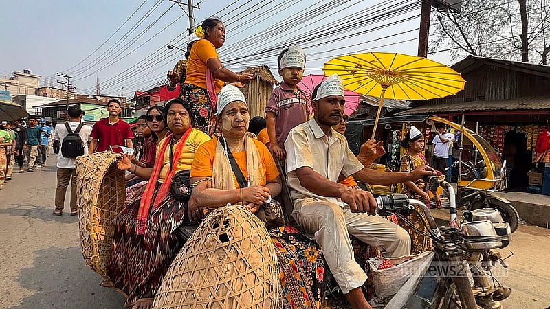 নতুন বছরকে বরণ ও পুরনোকে বিদায় জানাতে মঙ্গলবার খাগড়াছড়ি জেলা শহরের চেঙ্গি স্কয়ার থেকে বৈসাবির শোভাযাত্রা শুরু হয়ে বিভিন্ন সড়ক প্রদক্ষিণ করে