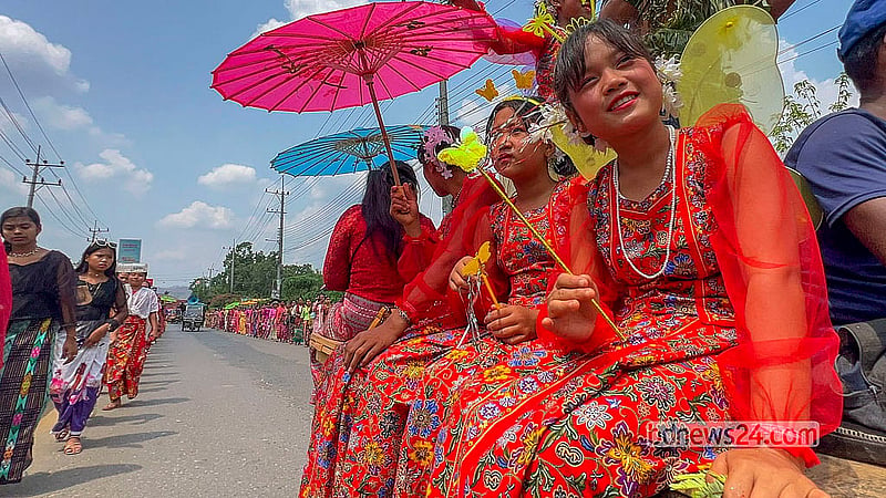 পার্বত্য জেলা খাগড়াছড়িতে রোববার মারমা সম্প্রদায়ের মাহা সাংগ্রাই উৎসবের শোভাযাত্রায় ঐতিহ্যবাহী পোশাকে অংশ নেন সম্প্রদায়টির নারীরা