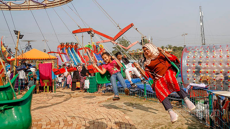 পূর্বাচলে এবারের বাণিজ্য মেলায় আসা শিশুদের জন্য রয়েছে কয়েক ধরনের রাইড। শুক্রবার এসব রাইডে শিশুদের সঙ্গে বড়দেরও উঠে পড়তে দেখা যায়