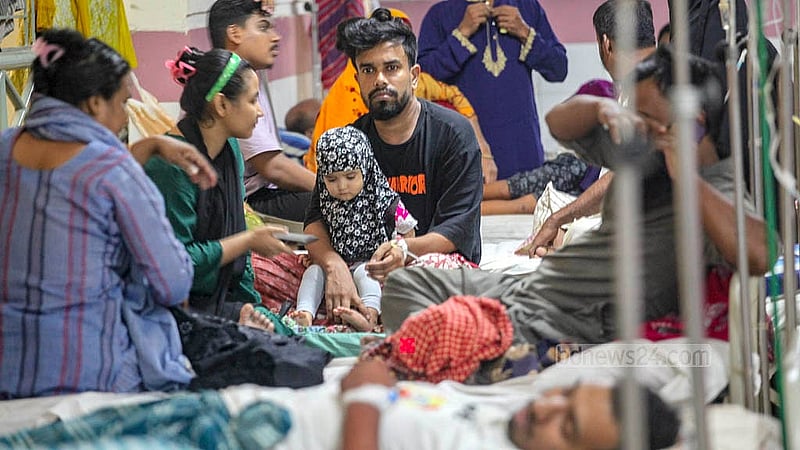ঢাকার মুগদা জেনারেল হাসপাতালে বাড়ছে ডেঙ্গু আক্রান্ত রোগীর সংখ্যা। মঙ্গলবার তোলা