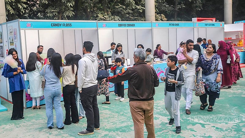 ঢাকার গুলশানে বিচারপতি শাহাবুদ্দিন পার্কে ‘ফান ফেয়ারে’ ছিল নানা আয়োজন; শুক্রবার সকাল থেকে সব বয়সের মানুষেরা সেখানে ভিড় করেন