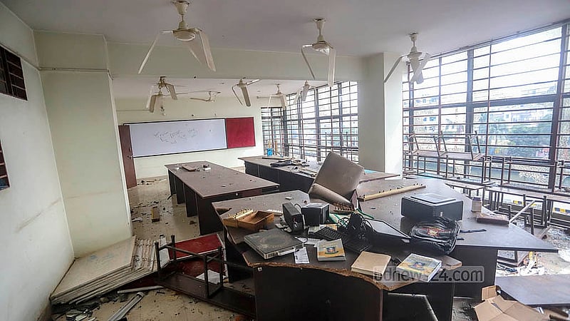 সোহরাওয়ার্দী ও কবি নজরুল কলেজের শিক্ষার্থীরা সোমবার মাহবুবুর রহমান মোল্লা কলেজের শিক্ষকদের কক্ষও ভাঙচুর করেন