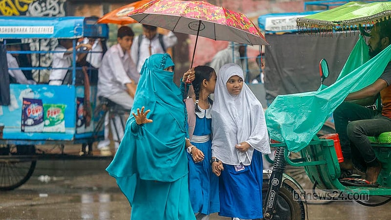 স্কুল শেষ হওয়ার বাড়ি ফেরার সময় বাগড়া দেয় বৃষ্টি। মঙ্গলবার ঢাকার মতিঝিল বালক উচ্চ বিদ্যালয়ের সামনে নিজের সন্তানকে বৃষ্টি থেকে আগলে রাখেন এক মা