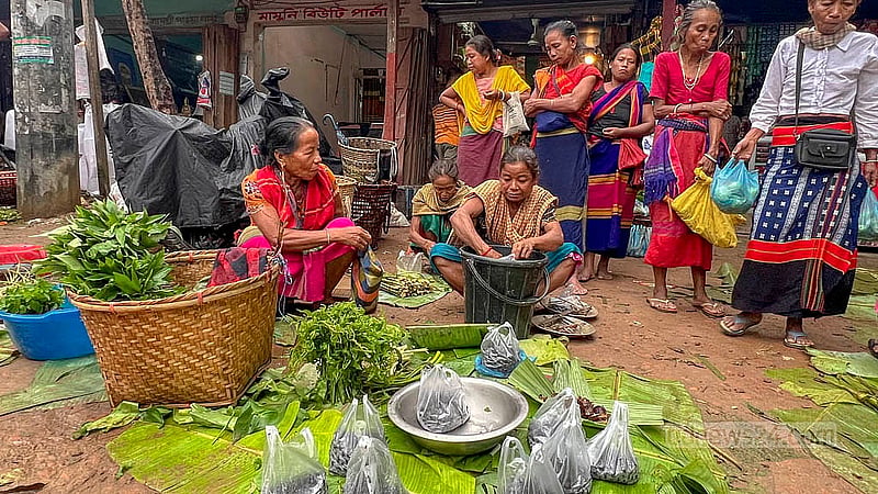 খাগড়াছড়ির দীঘিনালার লারমা স্কয়ারের হাটে পাওয়া যায় সব ধরনের পাহাড়ি শাক-সবজি। নারী বিক্রেতারা সেগুলো নিয়ে হাটে আসেন