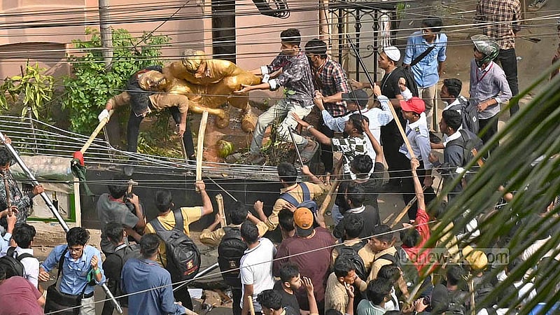 যাত্রাবাড়ীর ড. মাহবুবুর রহমান মোল্লা কলেজের এক শিক্ষার্থীর মৃত্যুর ঘটনার জেরে রোববার দুপুরে পুরান ঢাকার ঢাকা ন্যাশনাল মেডিক্যাল ইনস্টিটিউট হাসপাতালের সামনের ভাস্কর্য ভেঙে ফেলে বিভিন্ন প্রতিষ্ঠানের শিক্ষার্থীরা।