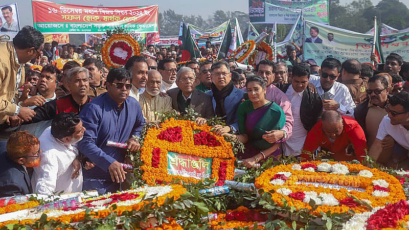 বিজয় দিবসে সোমবার সকালে সাভারের জাতীয় স্মৃতিসৌধে শ্রদ্ধা নিবেদন করে বিএনপি