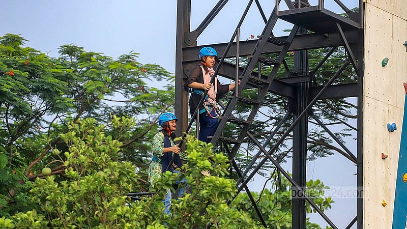 জিপ লাইনিংয়ের মাধ্যমে এক স্থান থেকে অন্য স্থানে দ্রুতগতিতে যাওয়ার স্বাদ পেতে হলে যেতে হবে রাজধানীর আগারগাঁও এয়ার ফোর্স বেইস ক্যাম্পে