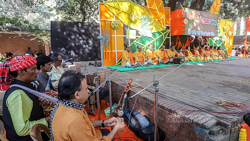 ঢাকা বিশ্ববিদ্যালয়ের চারুকলার বকুলতলায় শুক্রবার বসন্ত উৎসবে দলীয় সংগীত পরিবেশন করেন শিল্পীরা