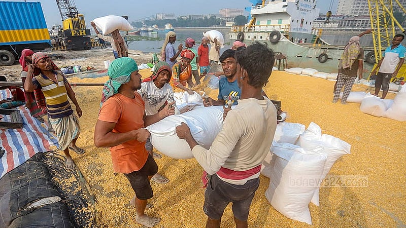 নারায়ণগঞ্জের বিআইডব্লিউটিএ এর কাচপুর ব্রিজ জেটি ঘাটে খাদ্যশস্য খালাসে শ্রমিকদের ব্যস্ততা। প্রতিদিন এখানে তারা কাজ করে আয় করেন ৬০০ থেকে ২ হাজার টাকা পর্যন্ত