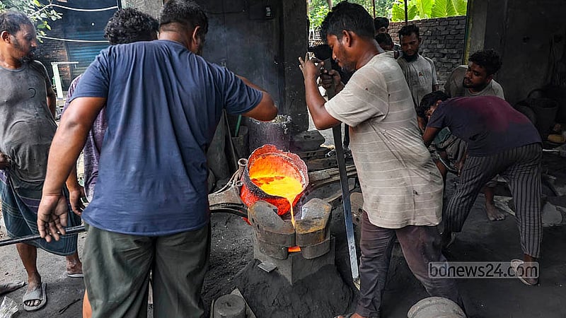 নৌযানের প্রপেলার তৈরির জন্য ব্যবহার করা হয় পিতল। ঢাকার কেরাণীগঞ্জের চরকালীগঞ্জের একটি কারখানায় প্রপেলার তৈরির জন্য পিতল গলিয়ে ঢালা হচ্ছে ছাঁচে
