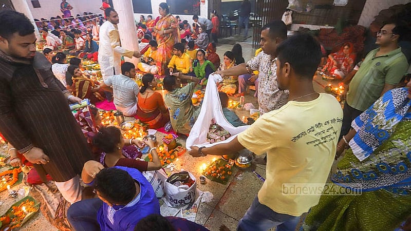 ঢাকার স্বামীবাগ লোকনাথ আশ্রমে ‘রাখের উপবাস’ এ আসা ভক্তদের কাছ থেকে প্রনামী তোলা হচ্ছে