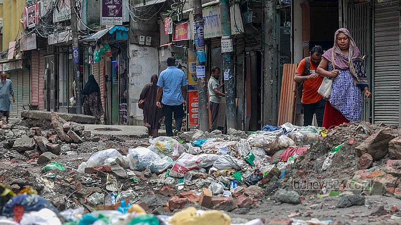 পয়ঃনিষ্কাশন লাইনের পাইপ বসাতে খুঁড়ে রাখা হয়েছে সড়ক। সেখানে ফেলা হয়েছে বাসা বাড়ির ময়লা আবর্জনা। এর মধ্যে দিয়েই চলাচল করতে হচ্ছে ওই এলাকাসহ আশপাশের বাসিন্দাদের