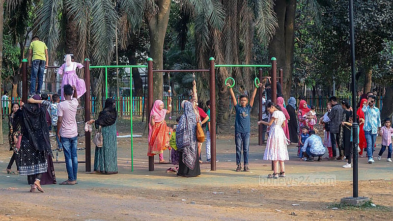 ঈদের ছুটিতে বৃহস্পতিবার রাজধানীর রমনা পার্কে শিশু কর্নারে খেলায় মেতেছে শিশুরা