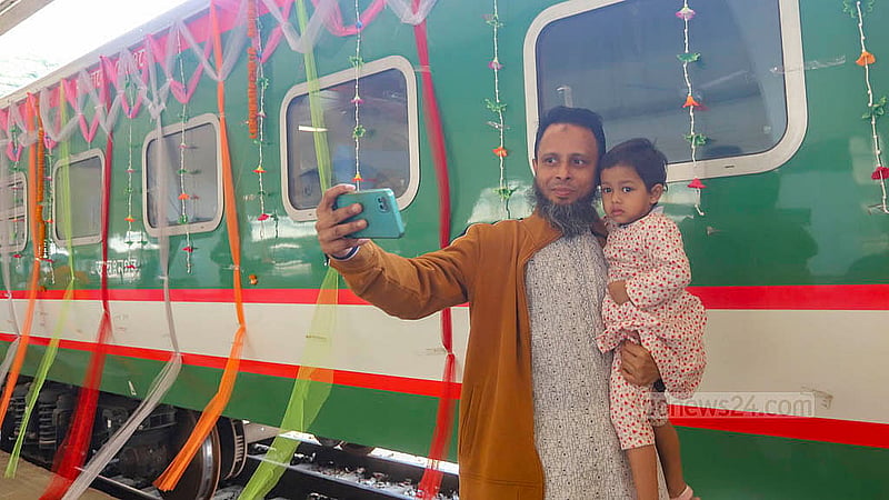 নতুন রূপসী বাংলা এক্সপ্রেস ট্রেনে মঙ্গলবার বেনাপোল যাওয়ার আগে সন্তানকে নিয়ে