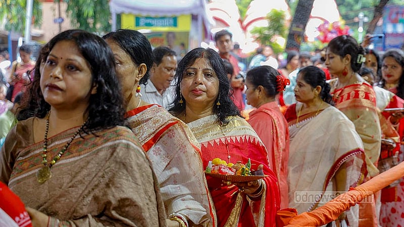 বিজয়া দশমীতে প্রতিমা বিসর্জনের আগে রোববার ঢাকেশ্বরী মন্দিরে সনাতন ধর্মাবলম্বীরা
