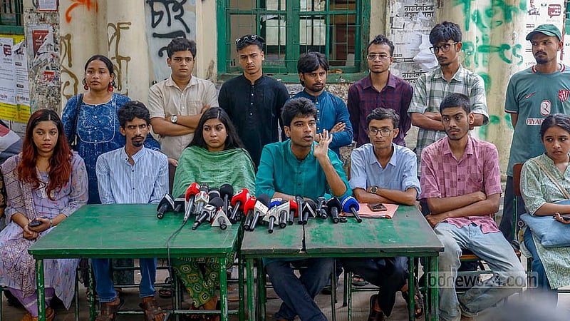ডাকসু নির্বাচনে প্রচার শুরুর প্রথম দিন মঙ্গলবার দুপুরে মধুর ক্যান্টিনে সংবাদ সম্মেলন করেন বাম গণতান্ত্রিক ছাত্রজোটের প্যানেল ‘প্রতিরোধ পর্ষদের’ ভিপি প্রার্থী শেখ তাসনিম আফরোজ ইমি ও জিএস প্রার্থী মেঘমল্লার বসু