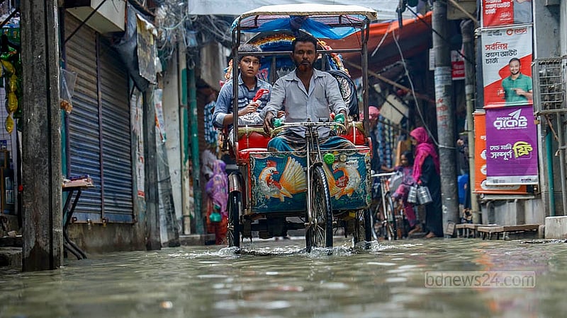 পুরান ঢাকার বংশালে আব্দুল হাদী লেনের নোংরা পানি মাড়াতে না চাইলে একমাত্র উপায় রিকশায় যাতায়াত করা