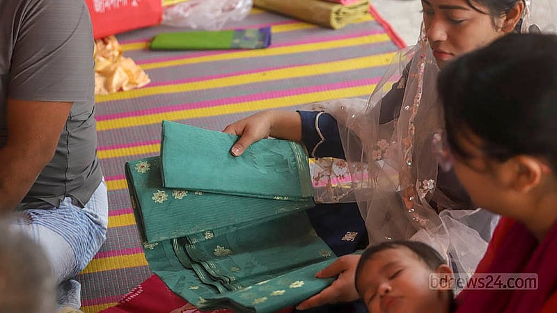 নারায়ণগঞ্জের রূপগঞ্জের নোয়াপাড়ায় সাপ্তাহিক জামদানি শাড়ির হাটে আনোগোনা আছে খুচরা ক্রেতাদেরও