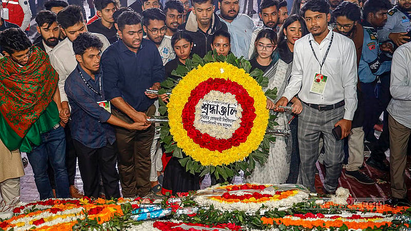 একুশের প্রথম প্রহরে কেন্দ্রীয় শহীদ মিনারে শ্রদ্ধা নিবেদন করে সম্মিলিত বেসরকারি বিশ্ববিদ্যালয় বৈষম্যবিরোধী ছাত্র আন্দোলন