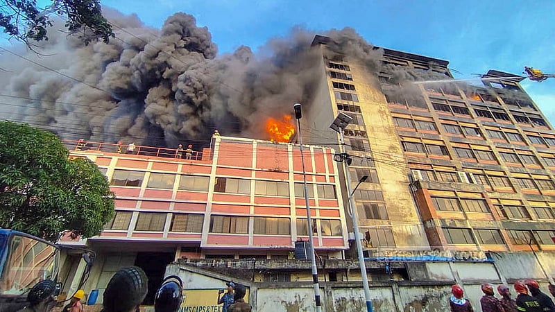 চট্টগ্রাম নগরীর সিইপিজেডে ‘অ্যাডামস ক্যাপ’ নামে চিকিৎসা সরঞ্জাম তৈরির কারখানার আগুন একে একে ছড়িয়ে পড়ে উপরের দিকের কয়েকটি তলায়